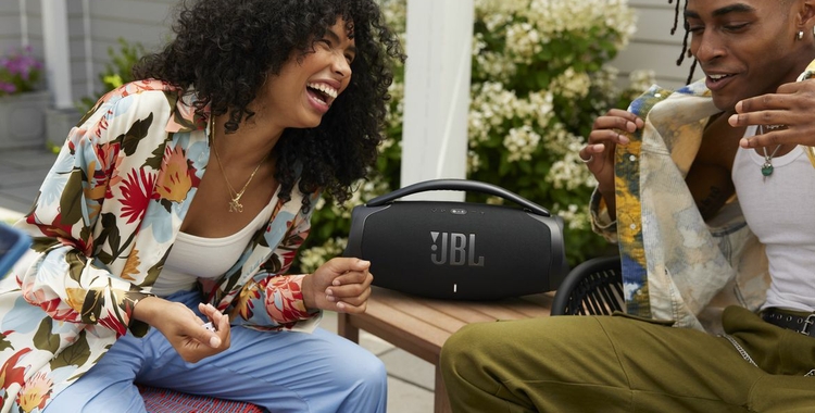 JBL_AW_Shot_04_Exterior__Boombox3_0426_x1_70f2bd7f-4079-4427-94b3-57f6e051f951-prv