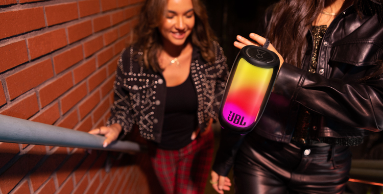 JBL_Pulse_5_Lifestyle_02_904x560px