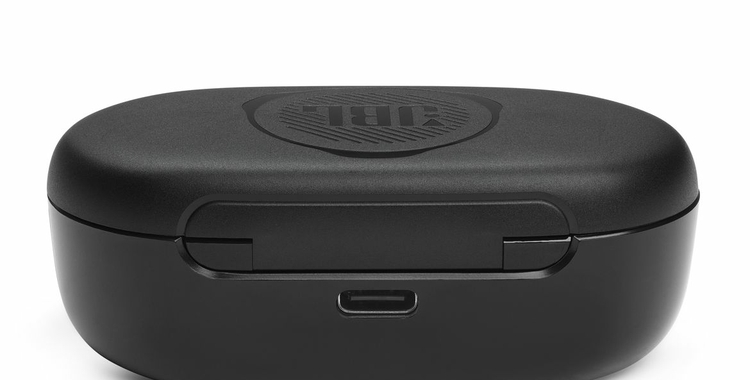 JBL_QuantumTWS_ProductImage_CaseClosed_Back_f8727952-1215-457e-880d-8e0c40da586b-prv
