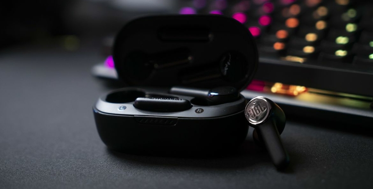 JBLQuantumTWS_LifestyleImage_StillLife_48d54af5-9d1d-40bc-95d6-9fcc43cfd561-prv