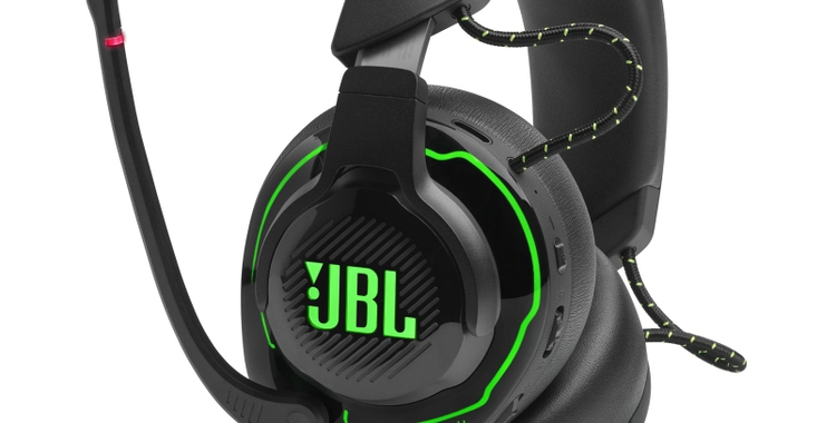 02 a.JBL_Quantum 910X_Product Image_Hero Mic Up