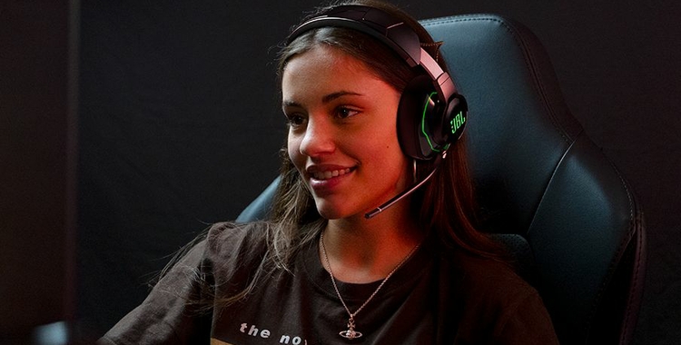 JBL_Quantum_910X_Lifestyle_Image_Girl_904x560