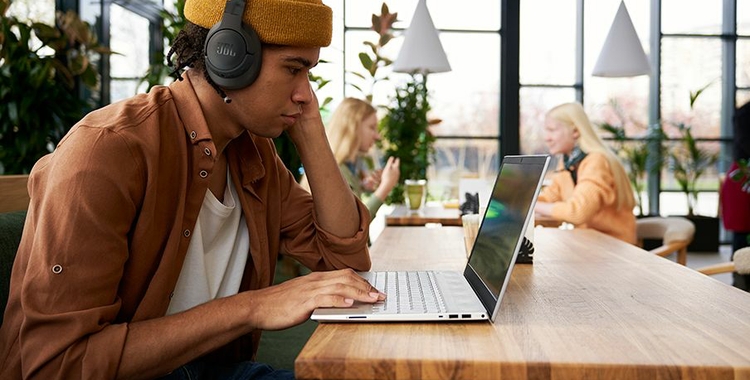 JBL_Tune_770NC_Lifestyle_Image_03_904x560