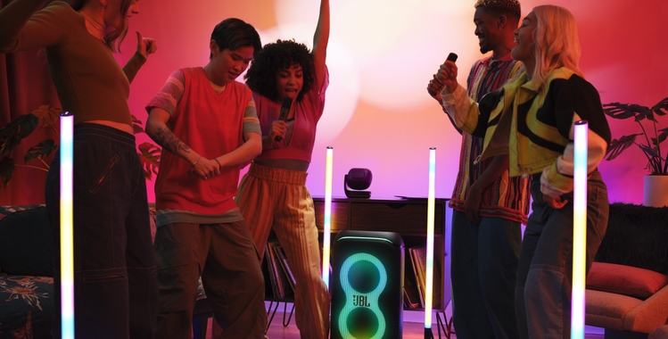 JBL_PARTYLIGHT_STICK_BEAM_Karaoke_Talent_0774_x1