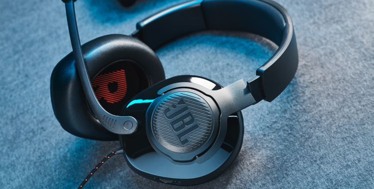 JBL_Quantum200_300_Lifestyle2
