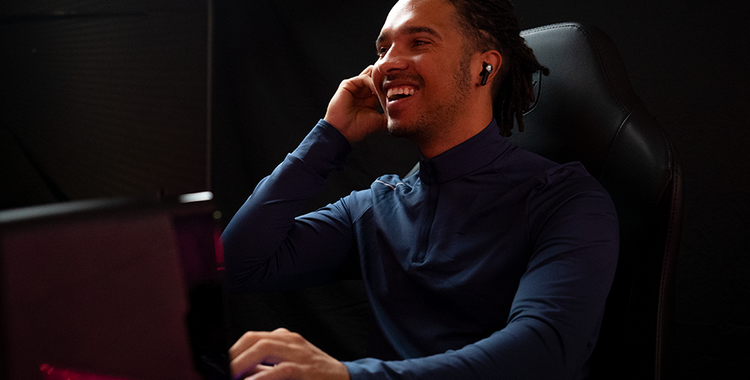 JBL_Quantum_TWS_Lifestyle_Image_01_904x560px