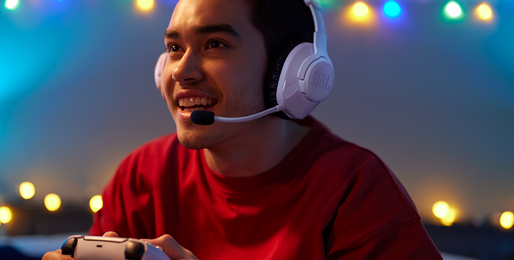 JBL_Quantum_360P_Lifestyle_Image_01_904x560