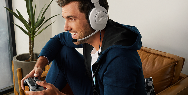 JBL_Quantum_100P_Lifestyle Image_1_904x560
