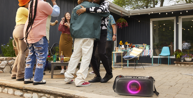 JBL_PARTYBOX_OTG_ESSENTIAL_Lifestyle_03_904x560