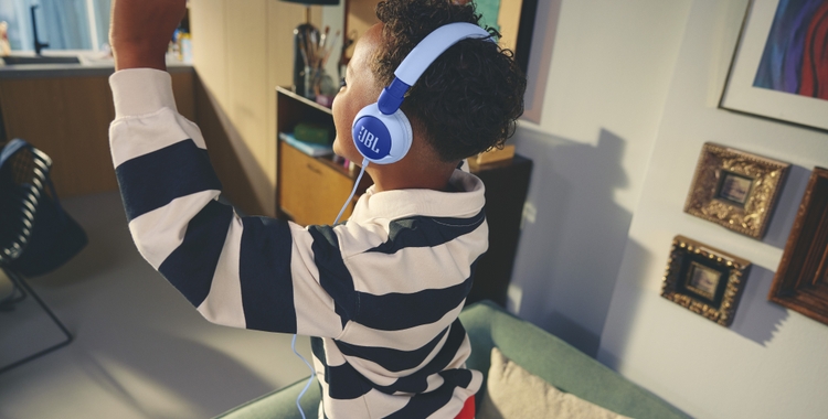 03.LS_JBL_JR 320_Lifestyle Image_Blue_Sound