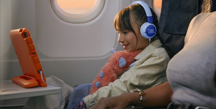 01.LS_JBL_JR 320_Lifestyle Image_Blue_Sound 2