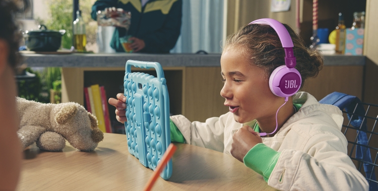 02.LS_JBL_JR 320_Lifestyle Image_Pink_Mic 1