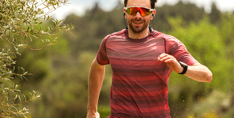 JBL_Endurance-Run-3_wireless-lifestyle03-black