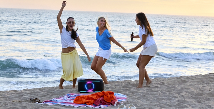 LS_JBL_PARTYBOX_OTG2_LIFESTYLE_7J6A6951_x1