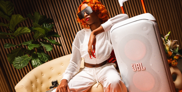 NA_PartyBox 320 White_Lifestyle_4x3_1