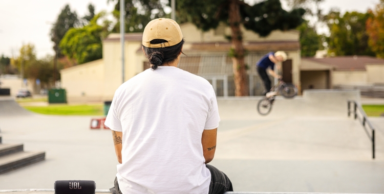 JBL_FLIP7_LIFESTYLE_BMX_258A0212_x1