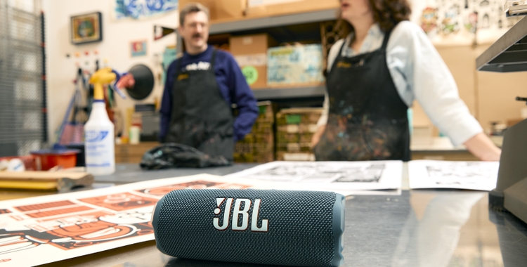 JBL_FLIP7_LIFESTYLE_PRINTING_01_x1