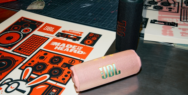 JBL_FLIP7_LIFESTYLE_PRINTING_79_x1 1