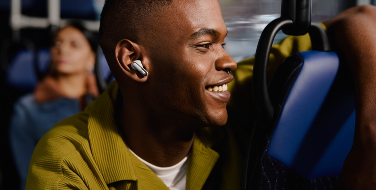 JBL_Live_Flex 3_Lifestyle Image_Silver_Mic 1