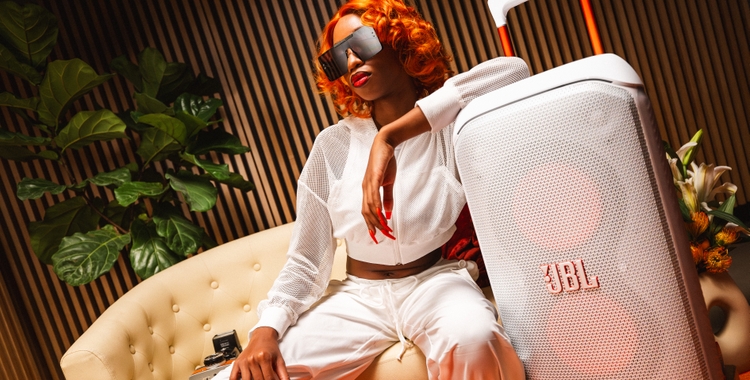 NA_PartyBox 320 White_Lifestyle_4x3_1