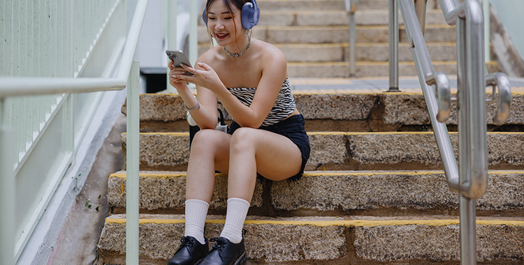 JBL_Tune_730BT-lifestyle02-blue