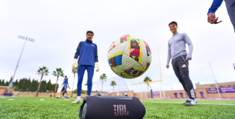 LS_JBL_XTREME5_LIFESTYLE_BLACK_DSC08208_x1 1