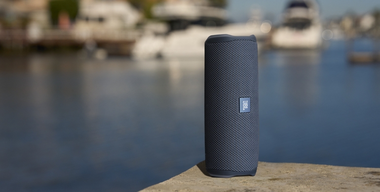 LS_JBL_FLIP_ESSENTIAL_3SE_LIFESTYLE_DSC09158_x296