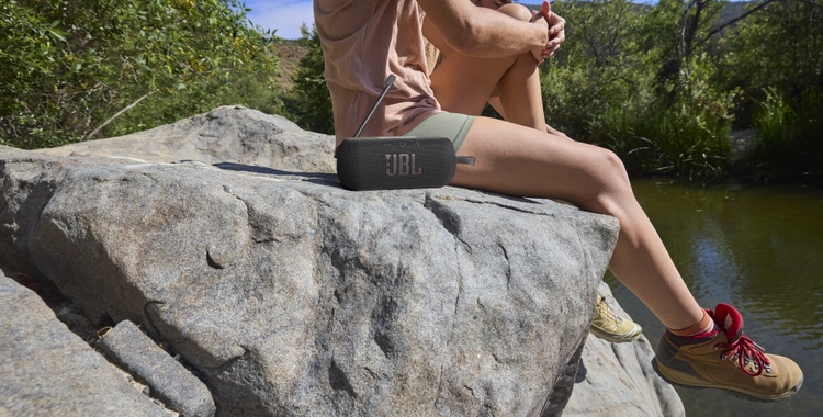 LS_JBL_TUNER_3_BLACK_LIFESTYLE_2_258A7526