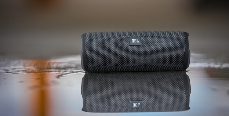 JBL lança Flip Essential 3 SE no Brasil com graves potentes e