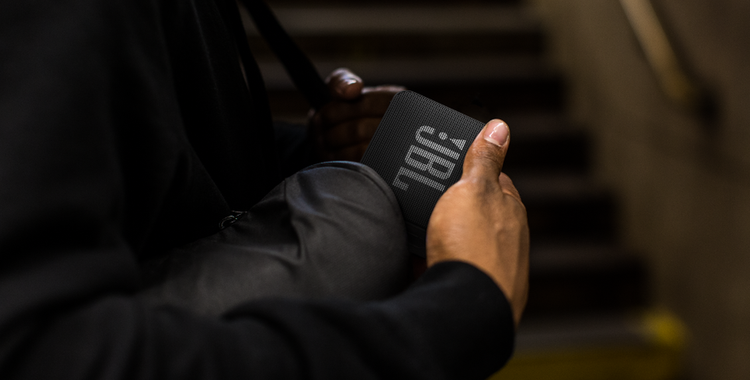 JBL_GO_ESSENTIAL_BLACK_Lifestyle_03_904x560px