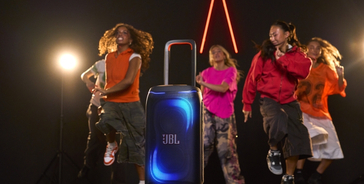 LS_JBL_PARTYBOX_330_LIFESTYLE_RMF08136_x2