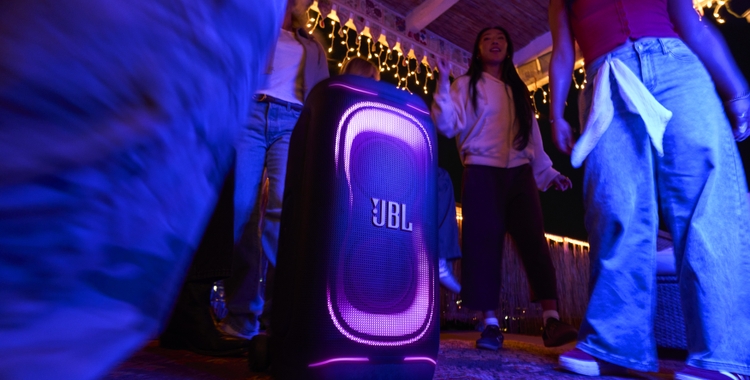 LS_JBL_PARTYBOX_330_LIFESTYLE_RMF01656_x378