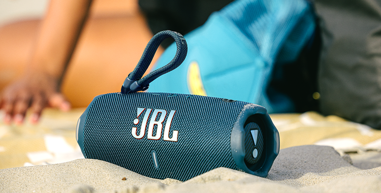 LS_JBL_Charge_6_Lifestyle_02_904x560px 1