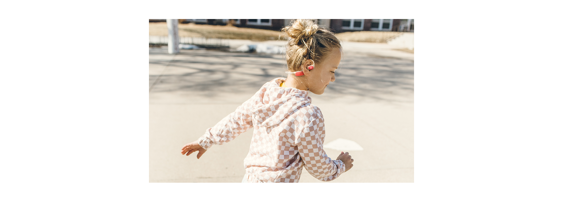 JBL_Junior-Free-lifestyle01-peach