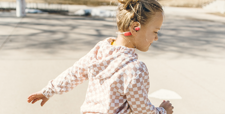 JBL_Junior-Free-lifestyle01-peach
