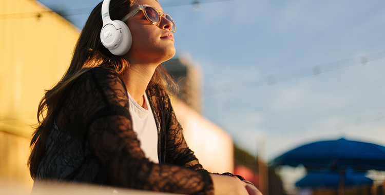 JBL_Tune_780nc-lifestyle01-white