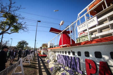 CarnivalPostParade007