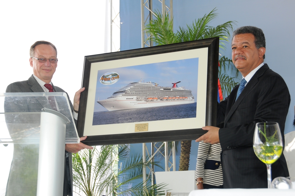 Carnival Corporation & plc’s Senior Vice President of Global Port and Destination Development Giora Israel presents Dominican Republic President Dr. Leonel Fernandez with a commemorative plaque from the groundbreaking ceremony. 
