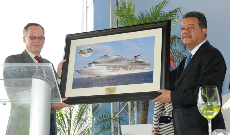 Carnival Corporation & plc’s Senior Vice President of Global Port and Destination Development Giora Israel presents Dominican Republic President Dr. Leonel Fernandez with a commemorative plaque from the groundbreaking ceremony. 