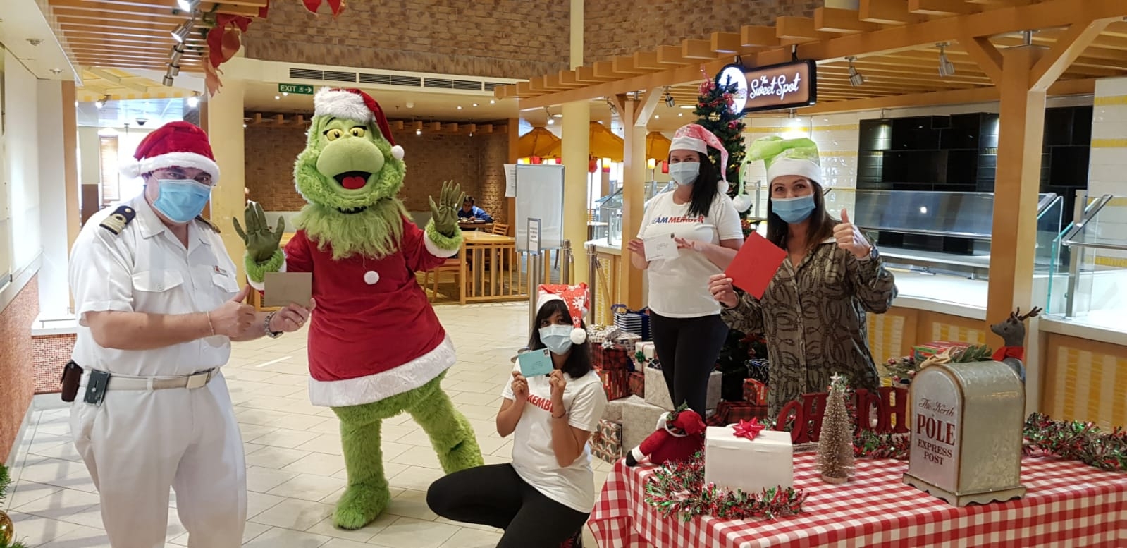 Grinch Delivering Cards4