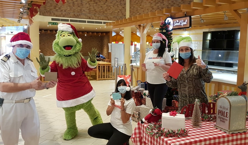 Grinch Delivering Cards4
