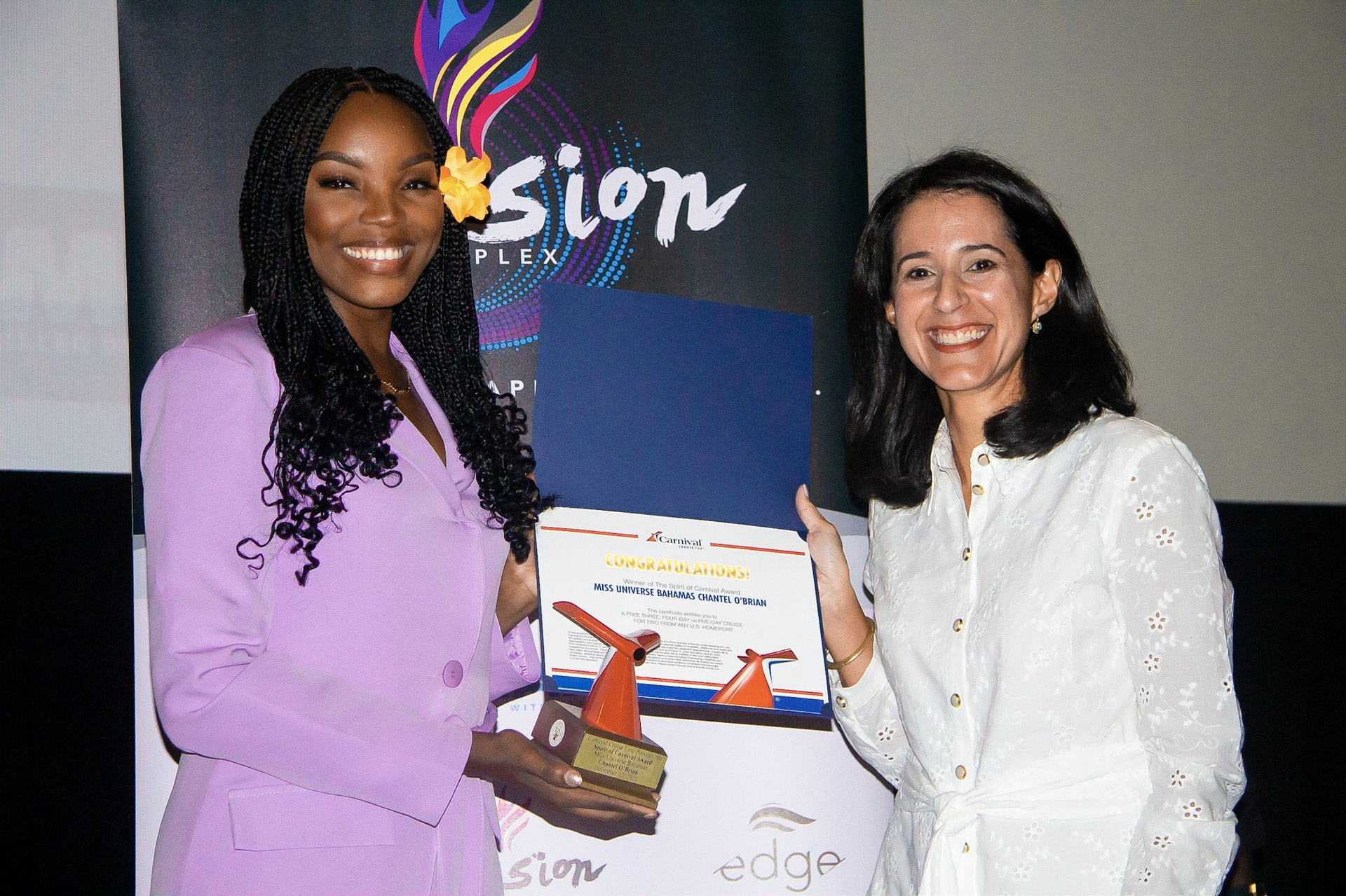 This weekend, Carnival Cruise Line sponsored a special back-to-school event with The Leading Ladies Project and surprised a group of Bahamian high school girls from throughout the Nassau area with tablets to use for the school year ahead.