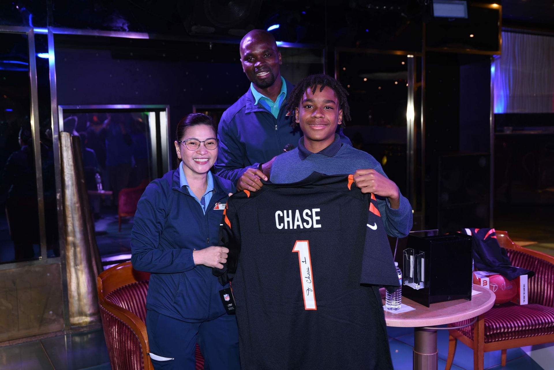 Ja'Marr Chase gives autographed jersey to young fan