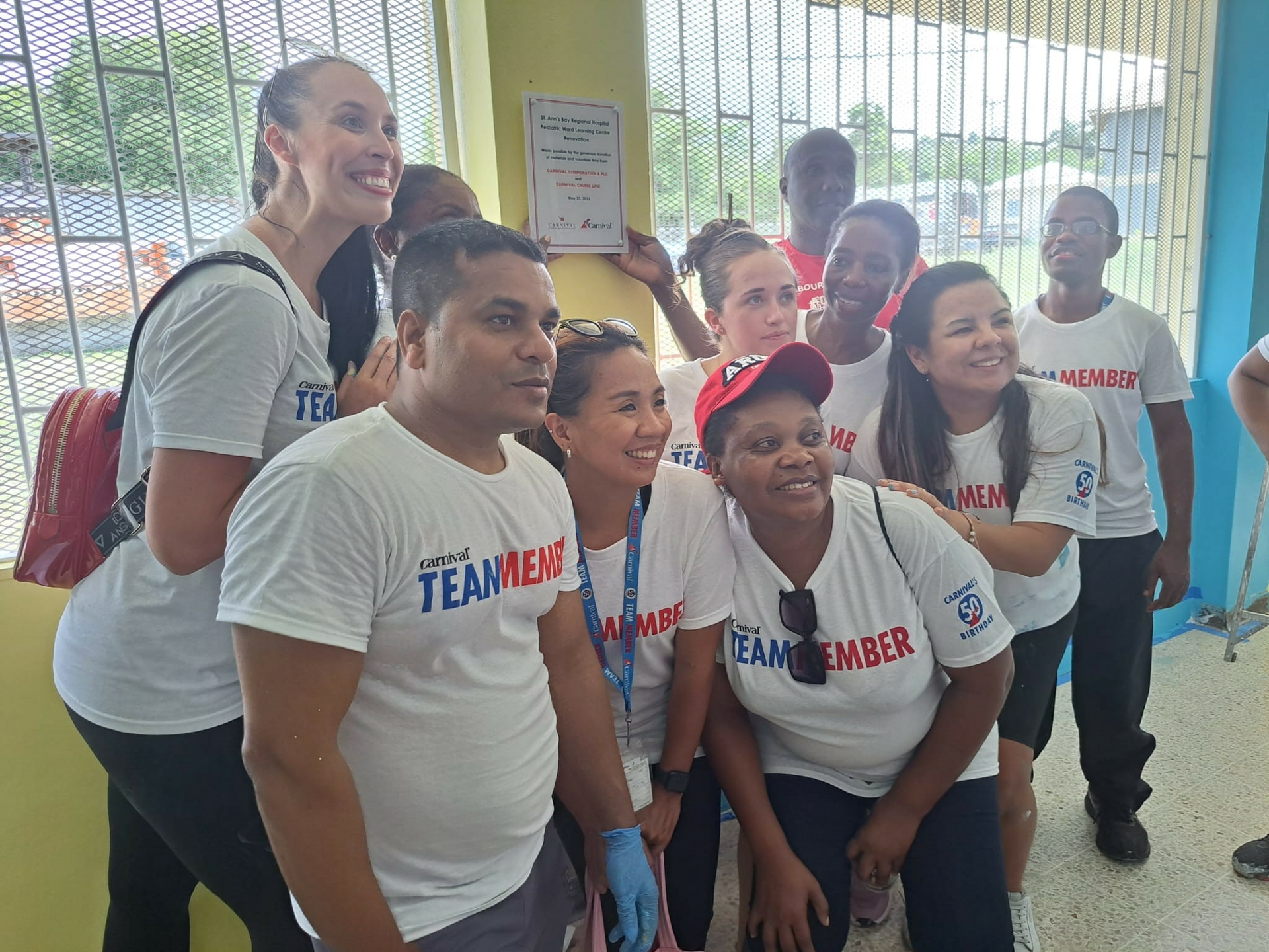 Carnival Horizon team helps in community project