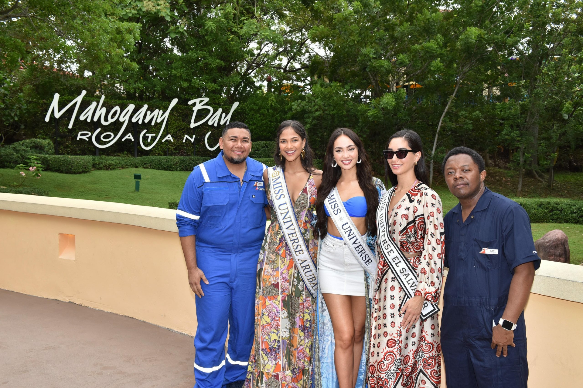 Honduran team members welcome Miss Universe titleholders to their home country