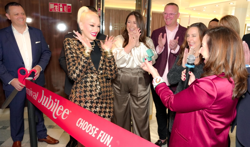 Christine Duffy presents Gwen Stefani with her godmother gift an EFFY Legacy panther ring