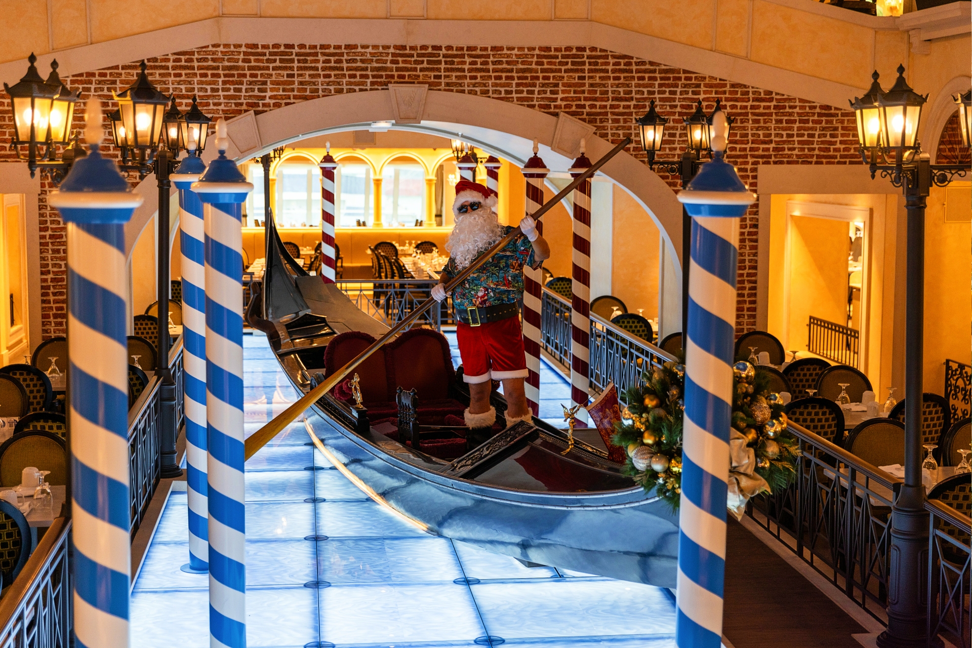 Tropical Santa explores Carnival Venezia