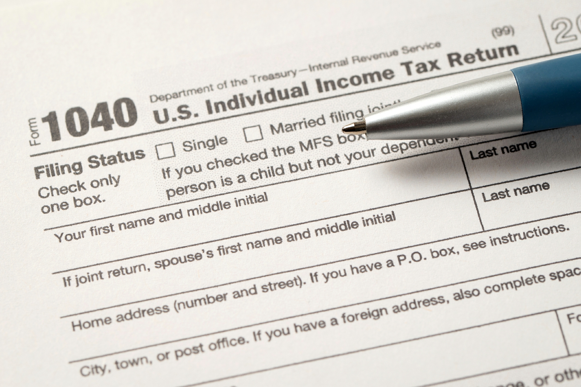 1040 form GettyImages-2194299198
