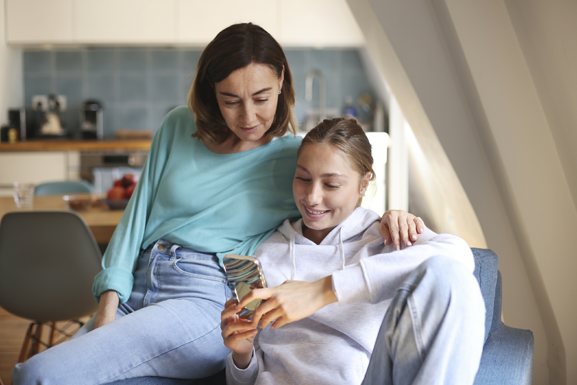 Talking to your kids about text scams thumbnail