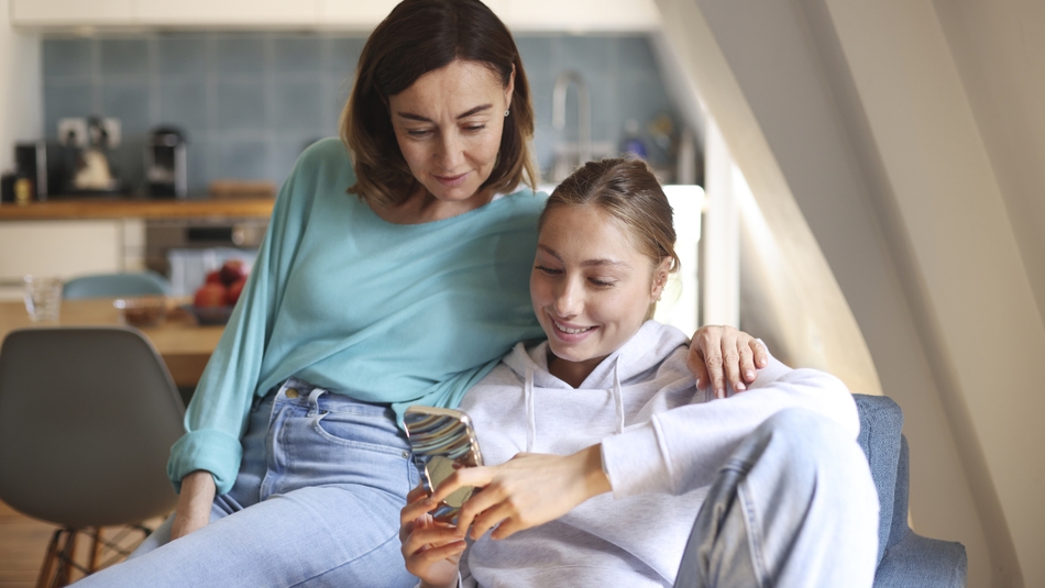 Talking to your kids about text scams thumbnail